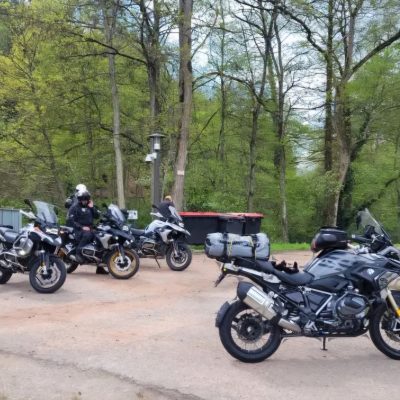 Groepsfoto van deelnemers aan motortourtocht Luxemburg