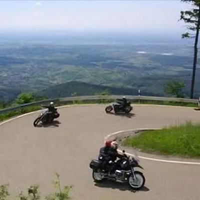 Motorrijders nemen een haarspeldbocht in de Luxemburgse Ardennen